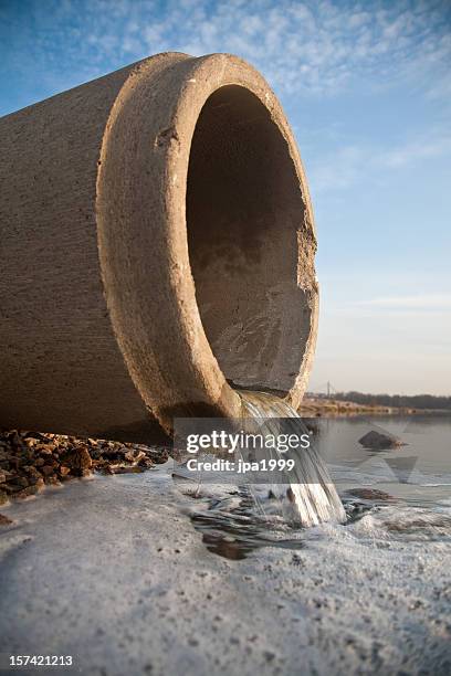 système d'écoulement des eaux pipe - système découlement des eaux photos et images de collection