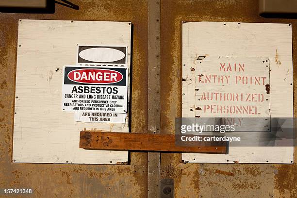 danger asbestos warning sign - dichtgetimmerd stockfoto's en -beelden