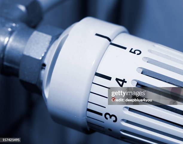 thermostat- heating valve close up - water heater stockfoto's en -beelden