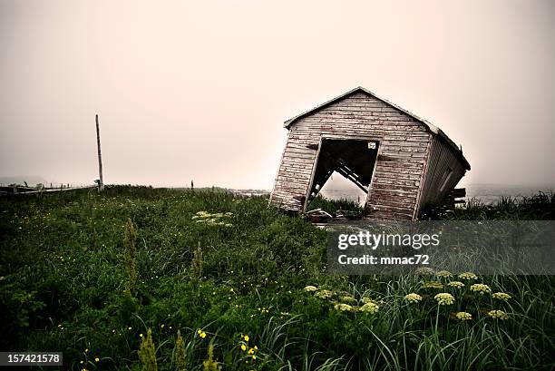 arruinado house - razed fotografías e imágenes de stock