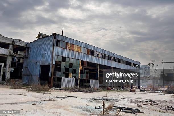 verlassenen industriegebäude - abandoned warehouse stock-fotos und bilder