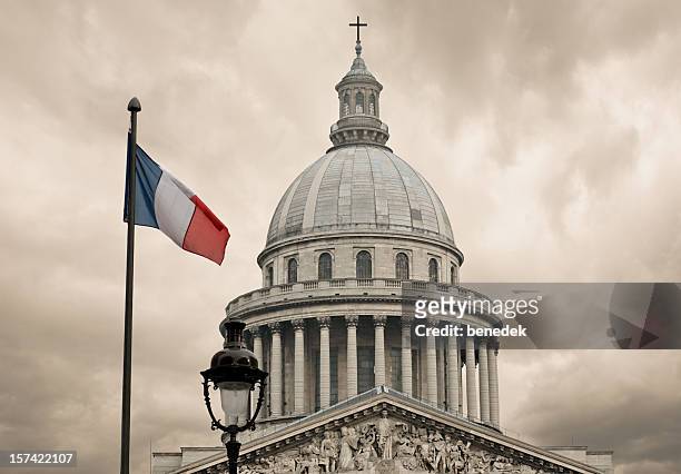 panthéon avec drapeau français - panthéon photos et images de collection