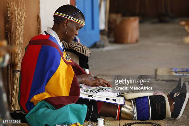 zulu woman beading - zulu women stockfoto's en -beelden