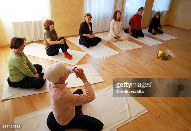 yogagroup training indoor - shakra stock pictures, royalty-free photos & images