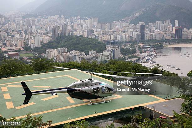 sur bloc en hélicoptère landing - hélicoptère ville photos et images de collection