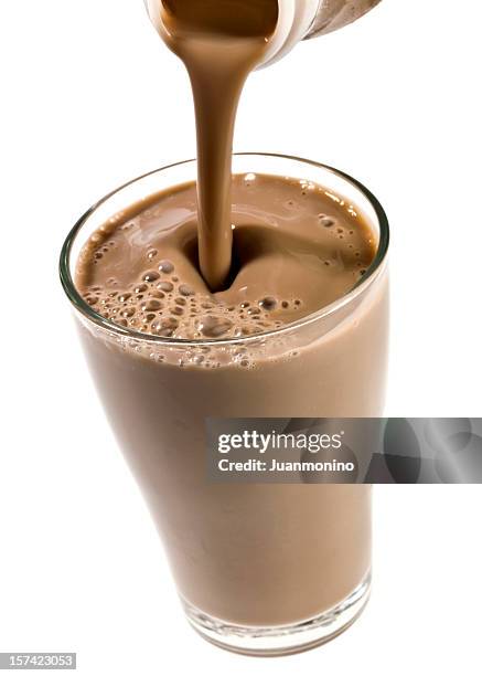 alta definição milk-shake de chocolate (ou bebida protéica - milk pour - fotografias e filmes do acervo