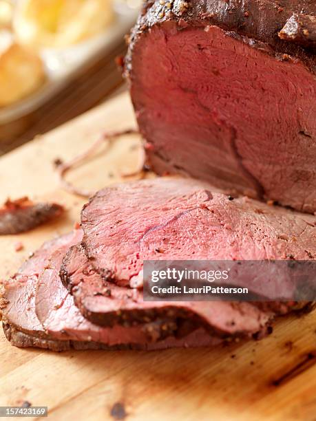carne de res asada con pudín de yorkshire - carne asada fotografías e imágenes de stock
