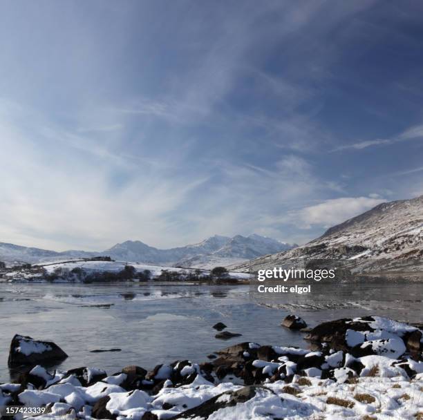 snowdon im winter - mymbyr lake stock-fotos und bilder