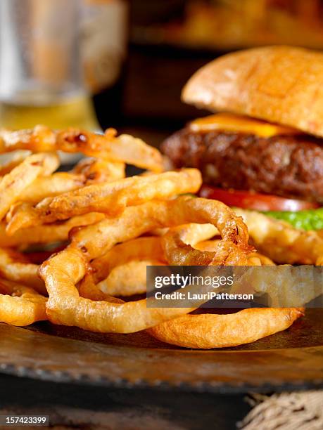 onion rings and a cheeseburger - onion ring 個照片及圖片檔