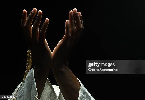 hands holding a muslim prayer beads - soefisme stockfoto's en -beelden