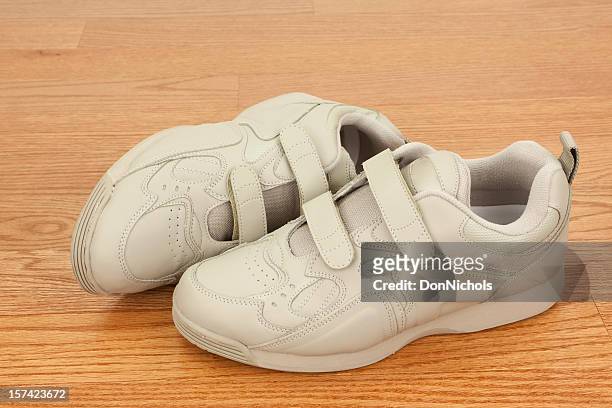zapatos de a pie en el piso de madera - beige shoe fotografías e imágenes de stock