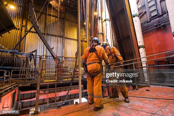 roughnecks working on an oil rig - oljeplattform bildbanksfoton och bilder