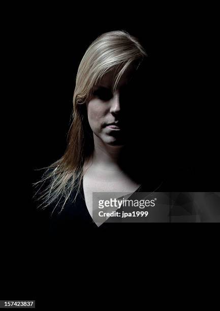 rapariga com as sombras - low key imagens e fotografias de stock