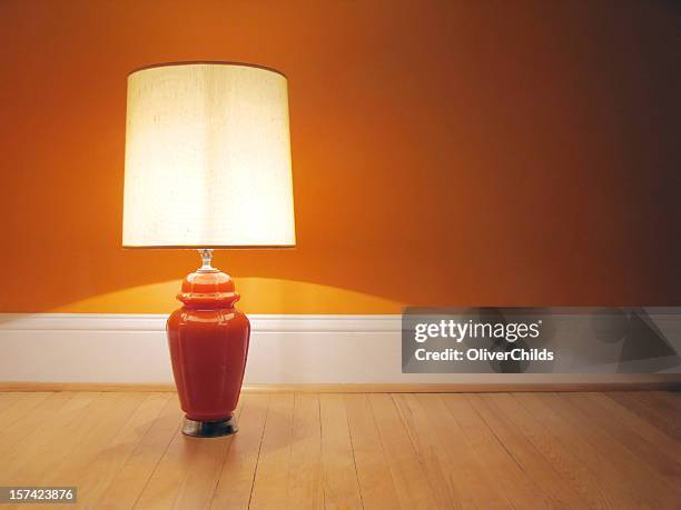 lámpara de recambio de orange. - lamp shade fotografías e imágenes de stock