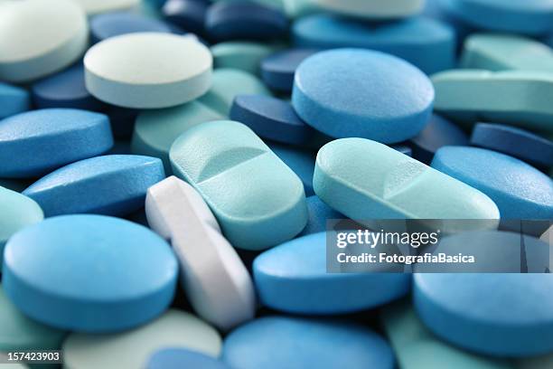 azul pastillas en primer plano - comprimido fotografías e imágenes de stock