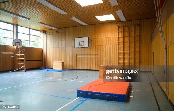 fitnessstudio hall - turnhalle stock-fotos und bilder