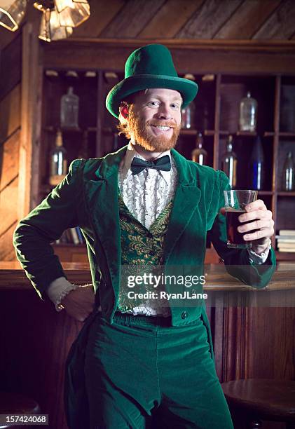 irish character / leprechaun making a toast with beer - leprechaun stockfoto's en -beelden