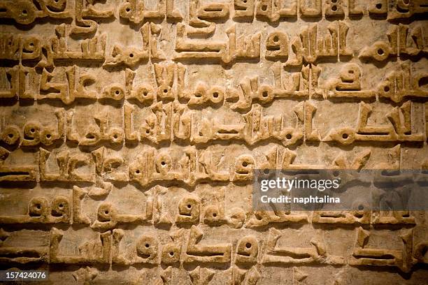 stone escritos antiislámicos árabe - escritura árabe fotografías e imágenes de stock