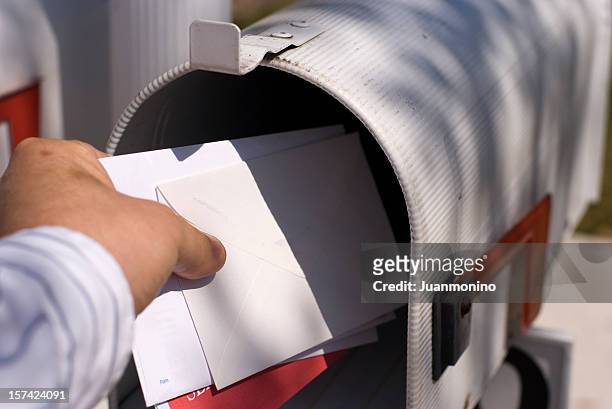 recibir el correo - mailbox fotografías e imágenes de stock