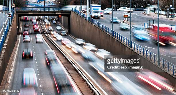 urban autobahn rush hour links in birmingham - uk stock-fotos und bilder