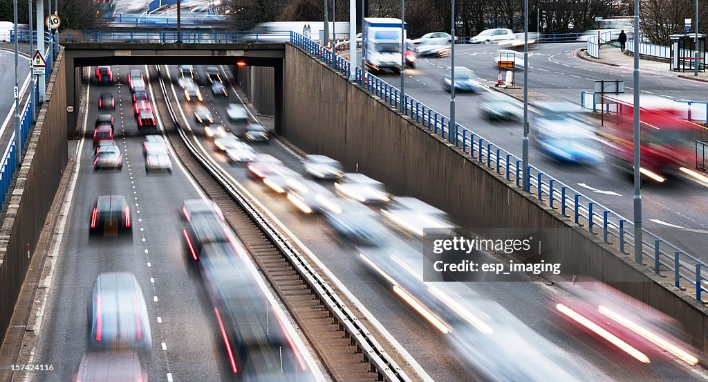 Tráfego de Estrada Urbana Hora do rush em birmingham