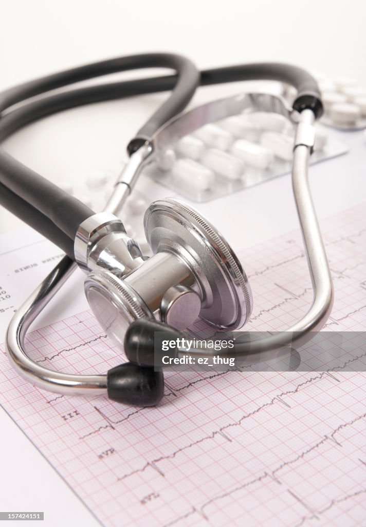 Sthetoscope, EKG et cachets