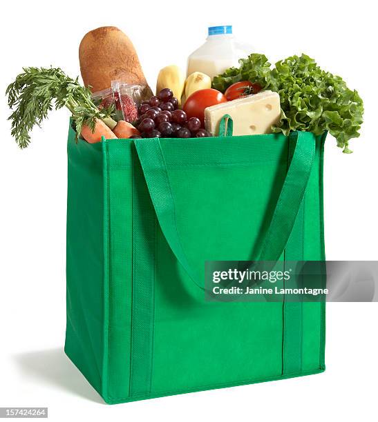 close-up of reusable grocery bag filled with fresh produce - supermarket bread stockfoto's en -beelden