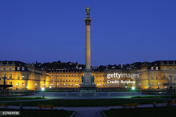 stuttgart palacio nuevo con siegessäule azul horas - stuttgart fotografías e imágenes de stock