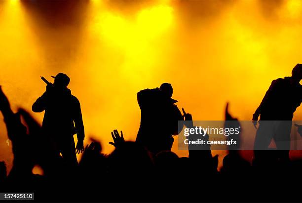 rapper auf konzert-bühne - hiphop stock-fotos und bilder