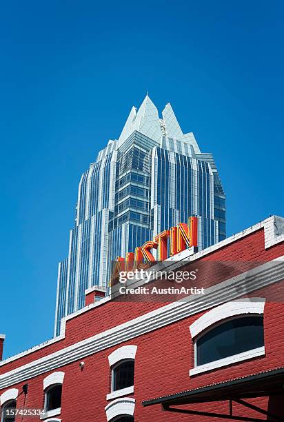 austin skyscraper and sign - austin texas bildbanksfoton och bilder