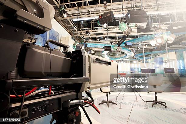 vazio studio com câmara de televisão - estúdio de televisão imagens e fotografias de stock