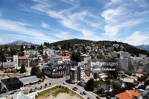 vista a la ciudad de bariloche, argentina - bariloche fotografías e imágenes de stock