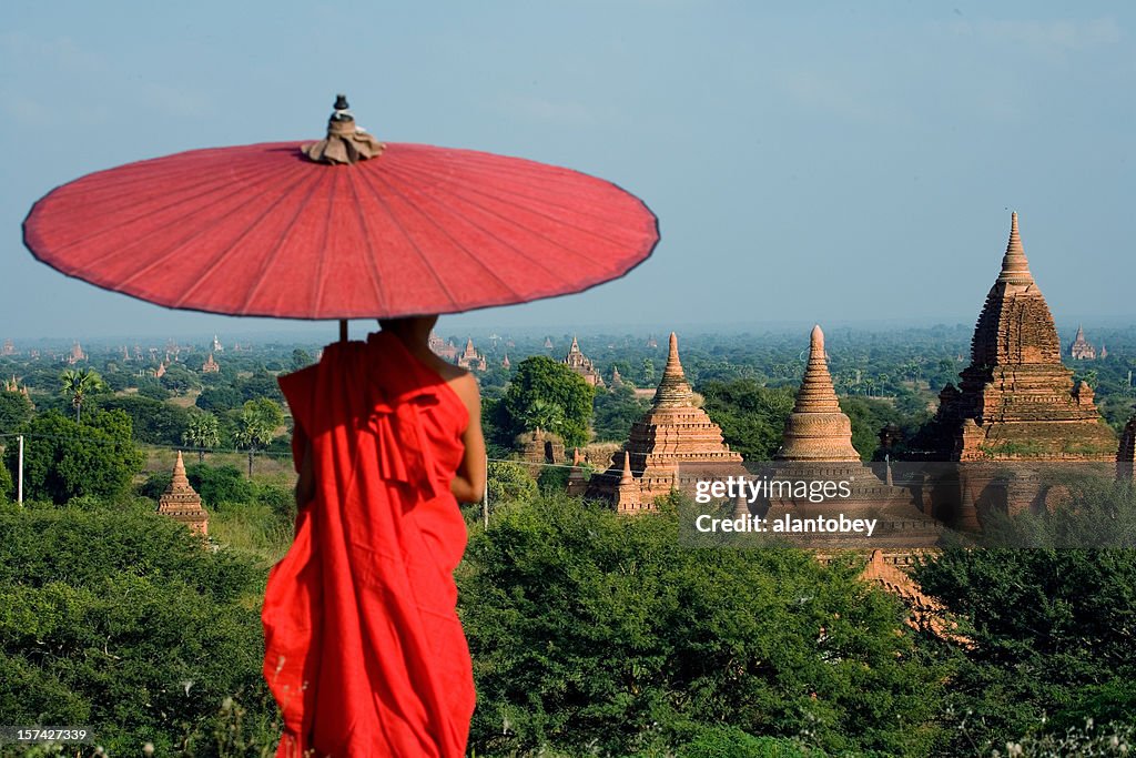 Myanmar: Junge Monk Blick auf den Tempel von Bagan