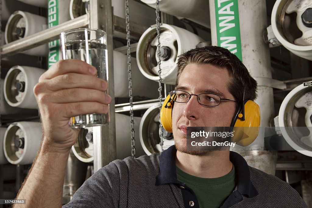 Técnico de ósmosis inversa de las verificaciones de calidad de la planta de purificación de agua