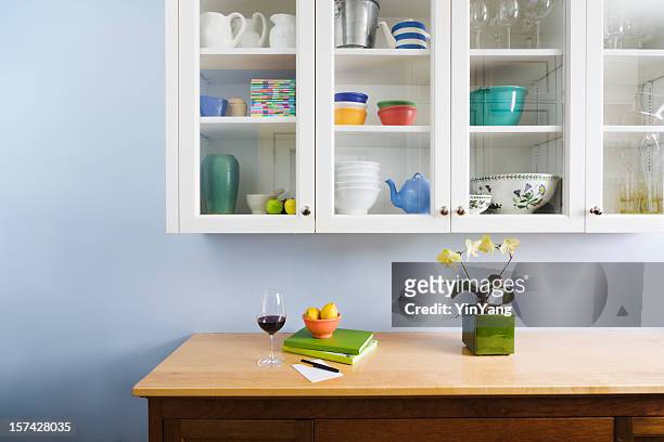 interior de cocina, encimera y armario limpio display de la organización - neat fotografías e imágenes de stock