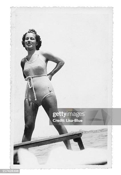 tanned chica en traje de baño en 1935.black y blanco - 1940 fotografías e imágenes de stock