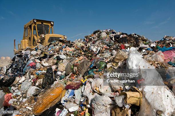 spazzatura di montagna - landfill foto e immagini stock