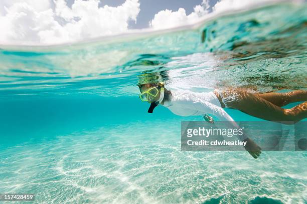 donna snorkeling nel mar dei caraibi - caribbean sea foto e immagini stock