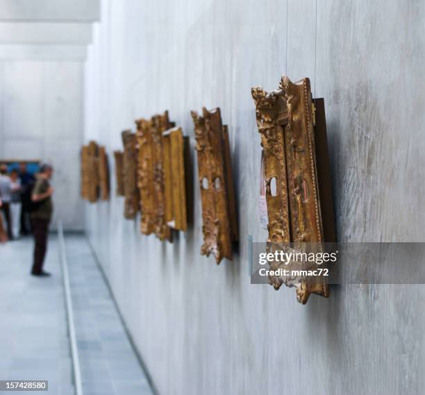 art gallery - man stand stockfoto's en -beelden