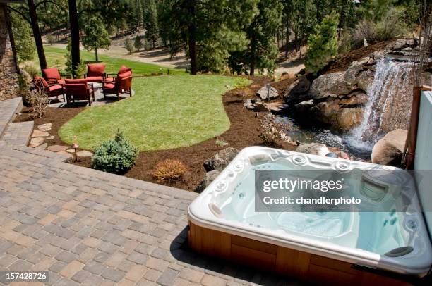hot tub mit garten - whirlpool stock-fotos und bilder