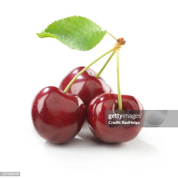 kirsche-trio mit stielgrün und blatt - cherry stock-fotos und bilder