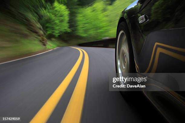 speeding - yellow line stockfoto's en -beelden