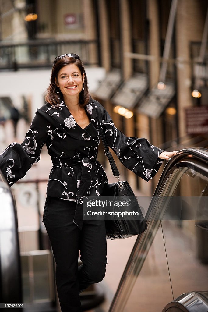 Próximamente la escalera mecánica mujer de estilo de vida