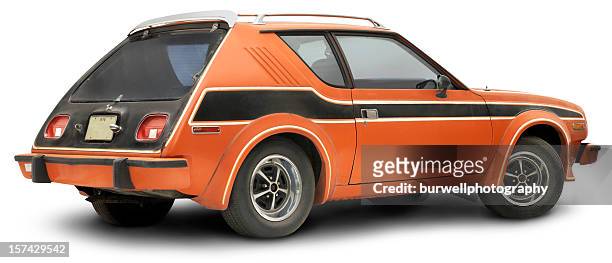 vintage 1978 orange gremlin, isoliert auf weiss - rusty car stock-fotos und bilder