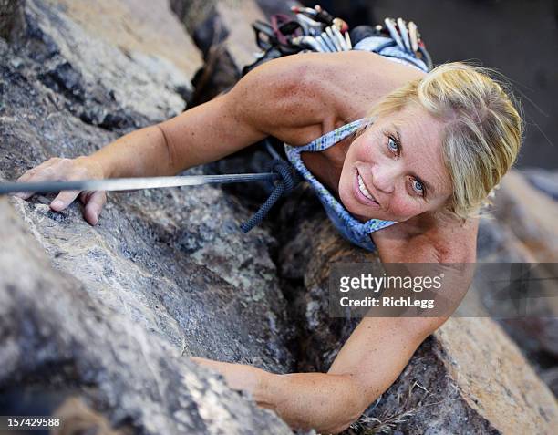 frau felsklettern - woman climbing rope stock-fotos und bilder
