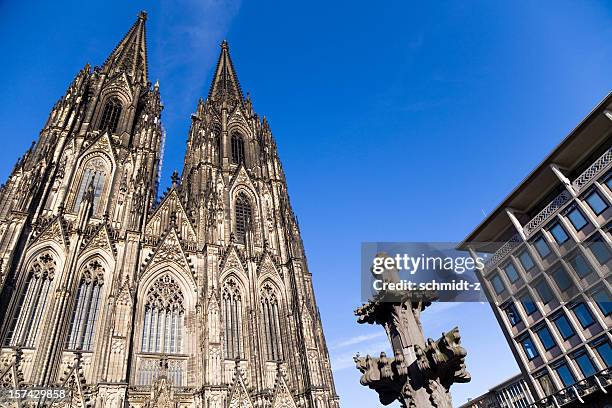 cologne cathedral aginst blue sky - dom van keulen stockfoto's en -beelden