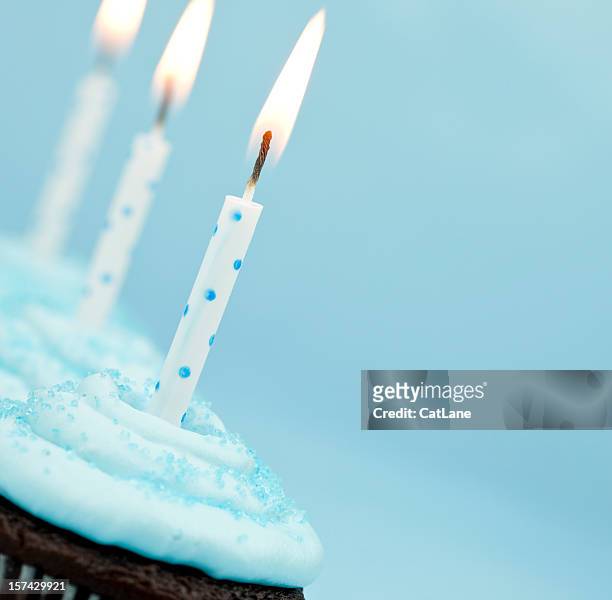 blau kristall-cupcakes - blue candle stock-fotos und bilder