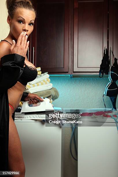 sexy femme suprised maison pendant une planche de contrainte - breast ironing photos et images de collection