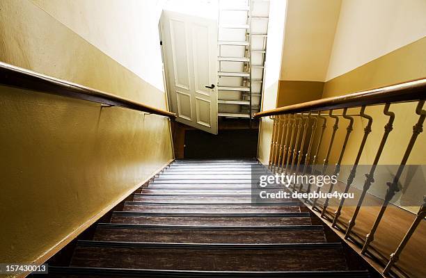 steep stairway - steil stockfoto's en -beelden