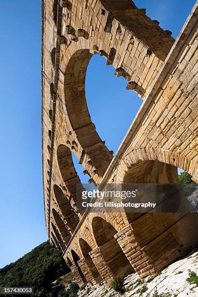 pont du gard in nimes, frankreich - pont du gard aqueduct stock-fotos und bilder